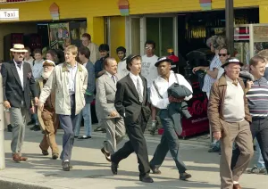 Drucke von Nur Trottel und Pferde Darsteller gehen entlang der Strandpromenade am Margate-Strand während der Dreharbeiten zur Weihnachts-Spezial 1989 Jolly Boys Outing. 18. Mai 1989 Spiegel-Archiv Drucke: Nur Trottel und Pferde-Darsteller gehen entlang der Seepromenade am Margate-Strand während