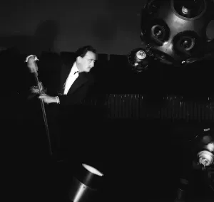Drucke von Künstler Salvador Dali, der kürzlich nach Großbritannien kam, um seine autorisierte Biografie 'The Case of Salvador Dali' zu bewerben. Aufgenommen am London Planetarium Mai 1959 Salvador Dali Drucke: Künstler Salvador Dalí, der kürzlich nach Großbritannien kam