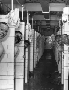 Lancashire Drucke: Bergleute im Puddingbad der Schachtanlage nach einer Arbeitszeit unterirdisch am Mosley Common Bergwerk