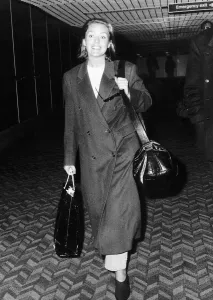 Retro Television Actresses Drucke: Actress Patsy Kensit at the airport