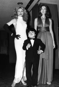 Brigitte Ekland Schauspielerin mit Maud Adams und Hervé Vilchaze an der Premiere von