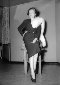 Marlene Dietrich bei ihrer Ankunft im Vereinigten Königreich Juni 1949