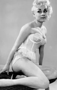 Schauspielerin Barbara Windsor in einem Korsett Dezember 1957