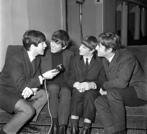 Drucke von Die Beatles spielen am Kino von Carlisle am 21. November 1963 mit John Lennon, Paul McCartney und Ringo Starr sowie George Harrison Spiegel-Archiv Drucke: Die Beatles spielen von John Lennon, Paul McCartney und Ringo Starr mit George Harrison