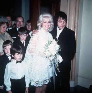 Diana Dors Schauspielerin und Alan Lake treten aus dem Standesamt von Caxton Hall im Westminister Palace hervor