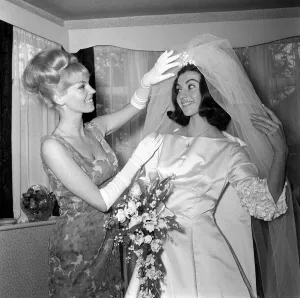 Schauspielerin Jean Collins mit ihrer Schwester Marion vorbereitet sich auf das Hochzeit im Jahr 1965 mit Peter