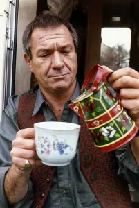 Michael Elphick Schauspieler in der Zentrale von Central Television im Oktober 1989 Datenbank