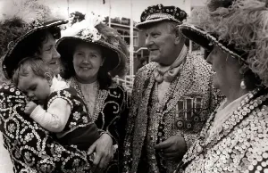 Vintage Fancy Dress Costumes Drucke: Pearly Kings and Queens - July 1970 Four generations of Pearly Kings