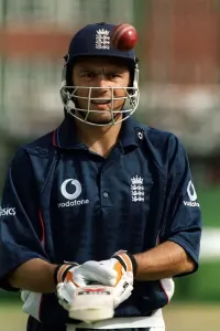 In Englandes Netzwerken markiert der Cricketspieler Mark Ramprakash das Old Trafford in Manchester