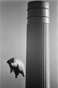 Drucke von Die Pink-Floyd-Inflationsschwein beim Batterseepowerstation in London während der Dreharbeiten zu einem Pop-Musicvideo-Preview im Dezember 1976 Vereinigtes Königreich Drucke: Pink Floyd mit dem wechselbaren Flugpferd am Batterseepowerstation in London während der Dreharbeiten von