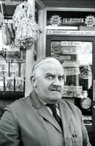 Drucke von Ronnie Barker als stotternde, bescheidene, leidenschaftliche Ladenbesitzer Arkwright aus der BBC-Fernsehserie Open All Hours. Aufgenommen in Charakter vor seinem Eingangladen Spiegel-Archiv Drucke: Ronnie Barker als stotterndes, bescheidenes