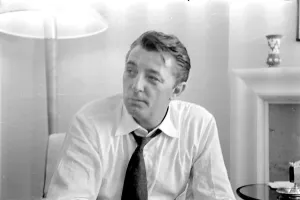 Schauspieler Robert Mitchum während einer Pressekonferenz in London im Juli 1955