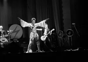 Drucke von David Bowie live am Theater Royal in Brighton, England im Mai 1973 als Ziggy Stardust 0100bis0199 Drucke: David Bowie auf der Bühne im Dom-Theater in Brighton als Ziggy Stardust