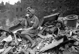 Drucke von Eine Frau genießt einen Becher Tee im Umfeld der Bombenzerstörung an New Cross nach Luftangriffen auf London während des Zweiten Weltkriegs Juni 1944 Vereinigtes Königreich Drucke: Eine Frau genießt einen Becher Tee im Umfeld der Bombenschäden bei New Cross nach Luftangriffen