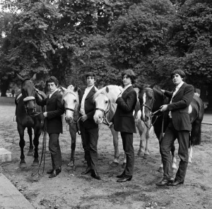 Die Kinks nehmen ihren ersten Reitstund im Roten Weg, Hyde Park August 1964