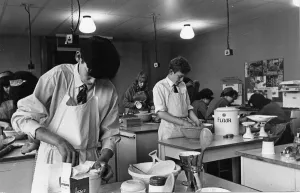 Die Kochkurs im Fortschritt der Küche am Ty Celyn Sec Mod-Schul, Kardifff - 1. November 1964