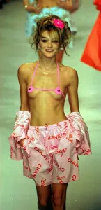 90s Fashion Models Drucke: CARLA BRUNI MODELS CHANEL