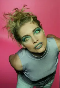 90s Fashion Model Drucke: pic shows a model with contact lenses