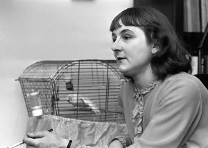 Drucke von Wendy Owen, Autor von 'There Goes Davy', Cohen, Foto: Mirrorpix London Drucke: Wendy Owen, Autor von There Goes Davy Cohen, A; Urheberrechtswidrigkeit Mirrorpix.
