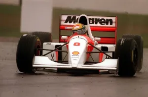 Drucke von Formel-1 Rennen von Europa mit der Marke Sega im Jahr 1993 auf dem Donningtong-Park. Ayrton Senna fährt seinen McLaren Nr. 8 Wagen bei Shell als Sponsor an Spiegel-Archiv Drucke: Formel 1 von Sega Europäischer Großpreis April 1993 Donningtons Park Ayrton Senna im Jahr