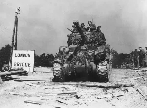 Ein verkleideter Panzerbeutelwagen M24 Lee der 7. gepanzerten Division gesehen hier, sich bewegt um zu