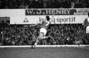 Everton besiegte Leicester City mit einem Verhältnis von 3:0 am 11.November, um das Jahrzehntfünftausend (MF)