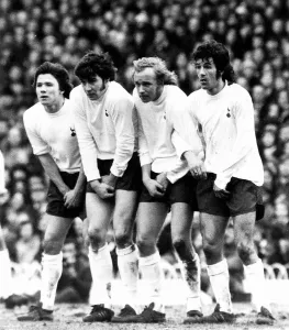 Spieler von Tottenham Hotspur vom linken Rand aus Steve Perryman und Cyril Knowles