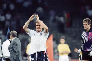 Drucke von Weltmeisterschaft Halbfinale in Turin, Italien Juli 1990 England 1 - Westdeutschland 1 nach Verlängerung (Westdeutschland gewinnt mit 5-4 im Elfmeterschießen) Spiegel-Archiv Drucke: Finales der Weltmeisterschaft im italienischen Turin Juli 1990 England - Deutschland Wiederholung nach