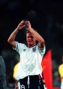 Drucke von Englischland erreicht das Halbfinale gegen Deutschland, verliert aber im Elfmeterschießen. Wahrer Sieger ist Westdeutschland Spiegel-Archiv Drucke: Weltmeisterschaft Halbfinale England 1 Deutschland W estdeutschland 1 Deutschland geht weiter
