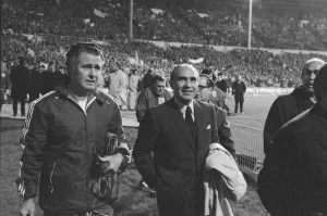 Sir Alf Ramsey ist hier mit seinem Trainerstab vor Beginn des Endlands zu sehen