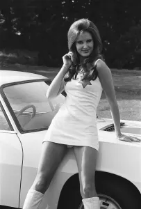 Beuela Hughes, die im Bild mit einem Lancia vorsitzt, das als Toppreis ist