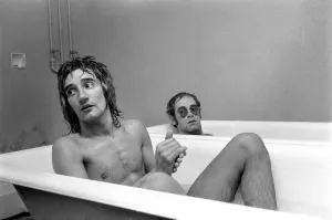 Drucke von Sänger Elton John und Rod Stewart nehmen eine Badewanne am Fußballplatz von Watford auf Spiegel-Archiv Drucke: Sänger Elton John und Rod Stewart nähmen sich am Fußballplatz von Watford einen Badetag