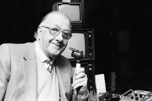 Drucke von Der BBC-Schnukkervermittler Ted Lowe hält sein Mikrofon fest, am 27. Januar 1986 0300bis0399 Drucke: BBC Snookerkommentator Ted Lowe hält sein Mikrofon am 27.Januar 1986
