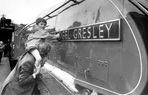 Maschine Nr. 4498 der Sir Nigel Gresley erhält in letzter Minute einen letzten Glanz von vierjährigem Roger