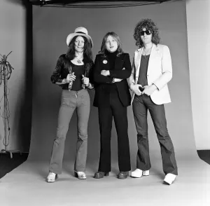 Drucke von Mitglieder des Bands Mott die Hoople, einschließlich Sänger Ian Hunter am 7. März 1974 Musik-Plakate: Mitglieder des Bands Mott die Feen, einschließlich Sänger Ian Hunter. 7. März 1974
