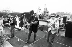 Drucke von Echo und die Bunnysänger auf dem Dach von London spielen am 6. Juli 1987 Spiegel-Archiv Drucke: ECHO und die BUNNYMEN - Rockband auf LONDON-Dächern spielen, am 06. Juli 1987