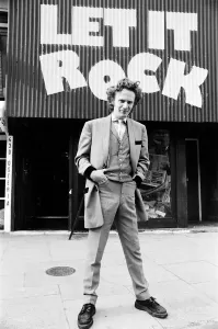 Drucke von Malcolm McLaren mit Teddy-Boy außerhalb seines Geschäfts 'Let It Rock' an der Königstraße (Kings Road), Chelsea, London am 14. März 1972 London Drucke: Malcolm McLarens Teddyboy außerhalb seines Geschäfts 'Let It Rock' an der Kings Road