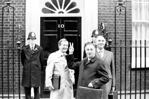 Drucke von Drehen des BBC TV Programms 'Yes Minister', außerhalb des Departements für Verwaltungsangelegenheiten und No 10 Downing Street, London, den 23sten Oktober 1982 Verwandte Bilder Drucke: Dreharbeiten für das britische Fernsehprogramm „Yes Minister“ außerhalb des