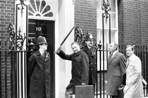 Drucke von Drehen des BBC Fernsehprogramms 'Yes Minister', außerhalb des Departements für Verwaltung und No 10 Downing Street, London, dem 23sten Oktober 1982 Vereinigtes Königreich Drucke: Drehen des britischen Fernsehprogramms 'Yes Minister', außerhalb der