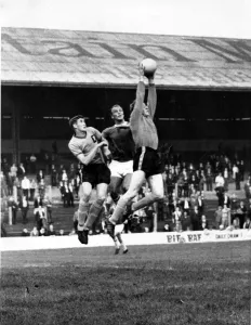 Sammeln Sie den Ball unter Druck von Cardiffs John Charles