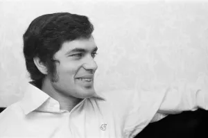 Entertainment In The 1960s Drucke: Singing star, Engelbert Humperdinck, photographed in his Hammersmith Flat while talking