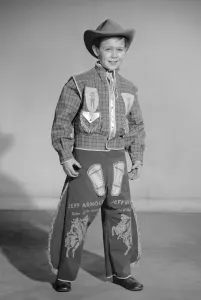 Vintage Fancy Dress Costumes Drucke: Boy dressed as cowboy Jeff Arnold for a Reveille feature on dressing up 2nd December