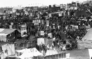 Menschen sammeln sich um die Wettbücherlager am Epsom Derby, circa Juni 1920