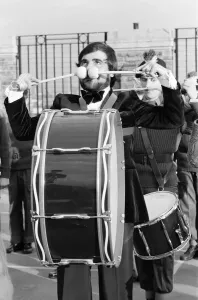 Drucke von Keith Moon vom Drummer der Rockgruppe The Who bei einem Militärparade in Nordlondon mit dem Army Cadet Corps unterwegs war Veranstaltung Drucke: Keith Moon, Schlagzeuger der Rockband The Who auf dem Militärparade mit einem Armeecadettenkorps im Norden