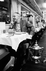 Liverpool-Manager Bill Shankley mit dem FA-Cup-Trophy auf der Zug zum Rücken nach