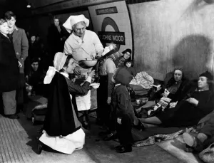 London Underground History Drucke: Nurses giving tube shelterers Garole for prevention of flu as they take cover in at St