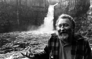 David Bellamy fotografiert am Wasserfall von High Force, im Teesdale am 7. Dezember 1979