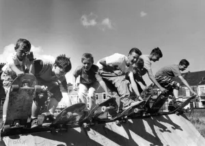 Einige Skateboard-Rider bereiten sich auf die Aktion am Rampe am 17. August 1989 vor