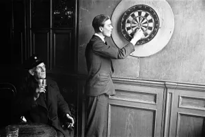 Drucke von Zwei Männer entspannen sich in einem Pub in Edinburgh um das Jahr 1945 0500bis0599 Drucke: Zwei Männer entspannen sich in einem Pub in Edinburgh um das Jahr 1945
