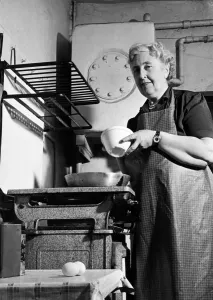 Drucke von Britischer Autorin Agatha Christie fotografiert im Küchenbereich bei ihrem Haus am Winterbrook-Haus in Wallingford, Oxfordshire. Die Fotografie wurde 1950 gemacht Küche Drucke: Britischer Autorin Agatha Christie im Bann der Küche des Kellers ihres Hauses am Winterbrook